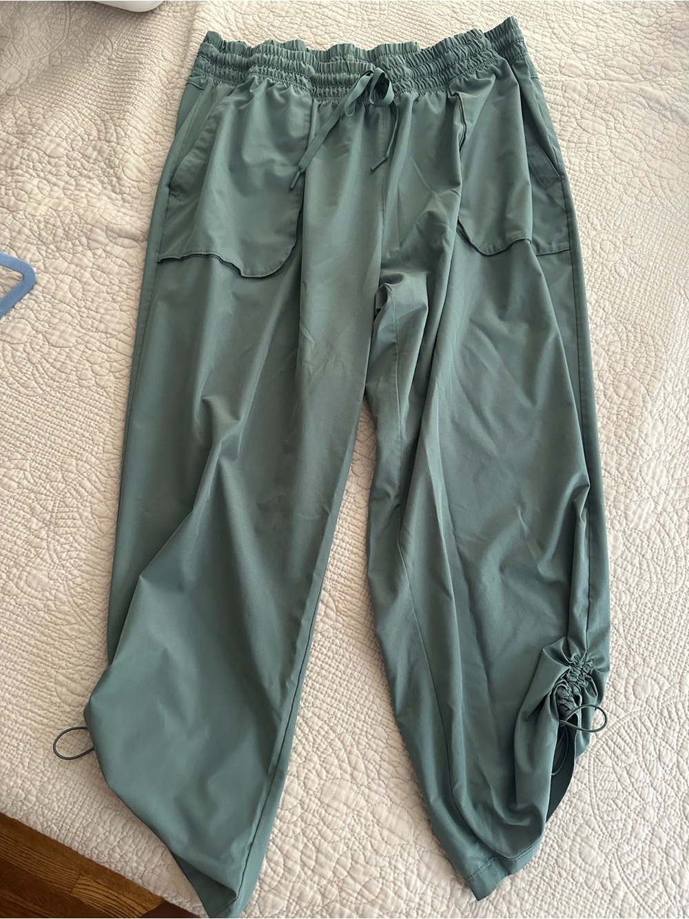 Relaxed Drawstring Women’s Athletic Pants in Sage Green